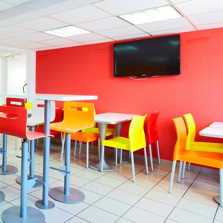 Premiere Classe Montreuil Montreuil (Seine-Saint-Denis) Exterior foto The interior of a typical McDonald's restaurant