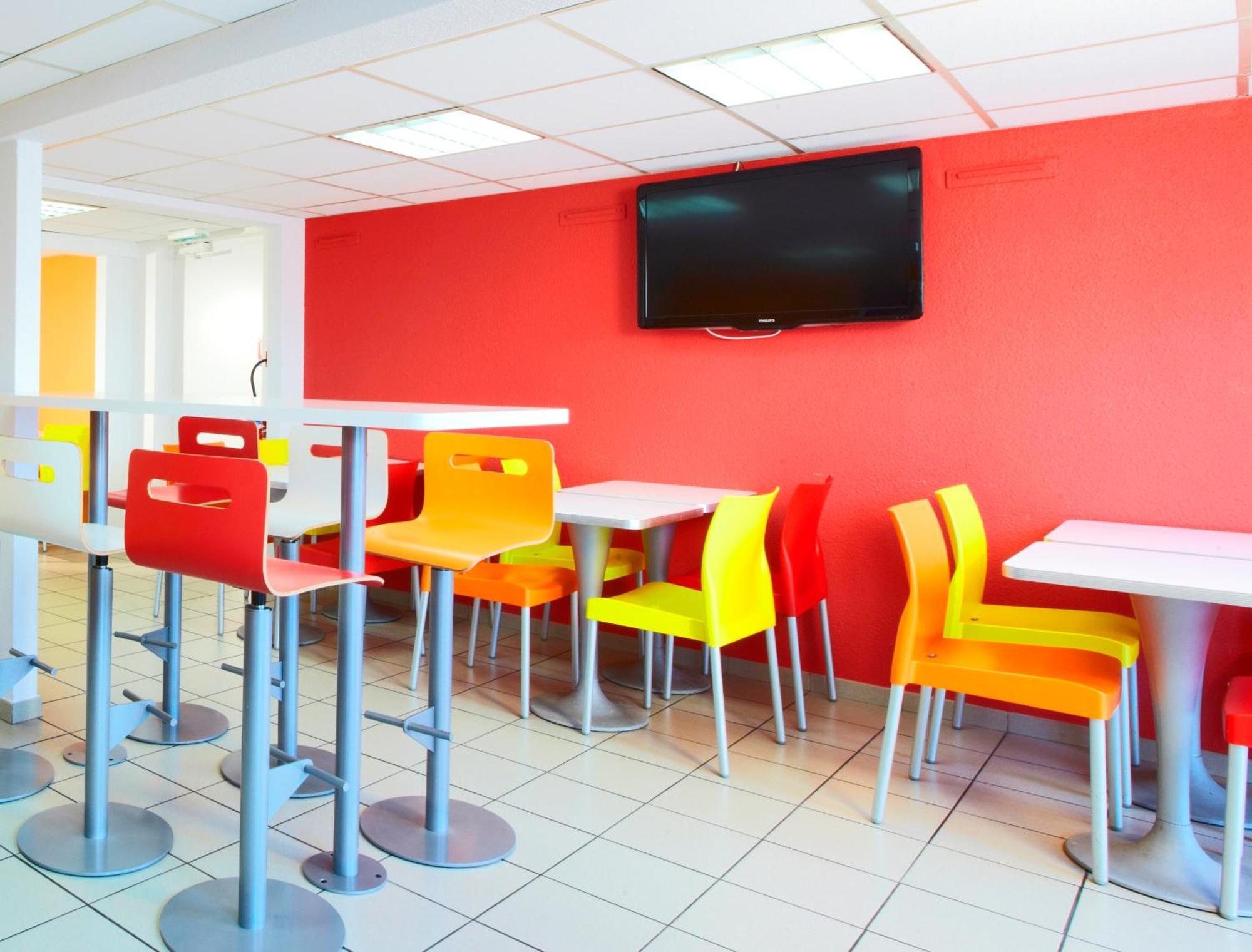 Premiere Classe Montreuil Montreuil (Seine-Saint-Denis) Exterior foto The interior of a typical McDonald's restaurant
